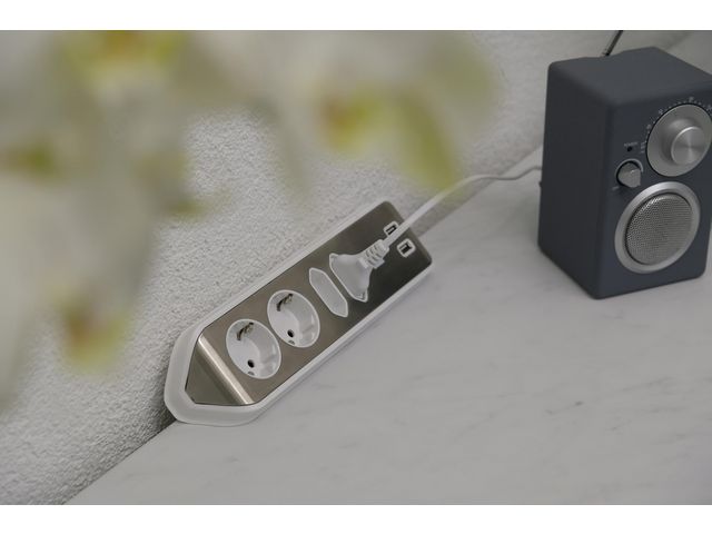 Eckverbindungsdose, 2-fach mit 2 x USB, Silber, Weiß